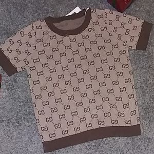 Short sleeve light sweater top